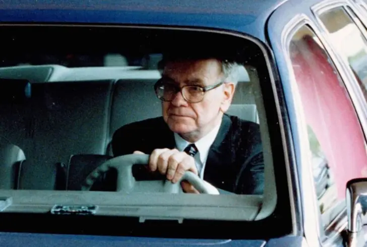 Warren Buffett drives car with simplicity
