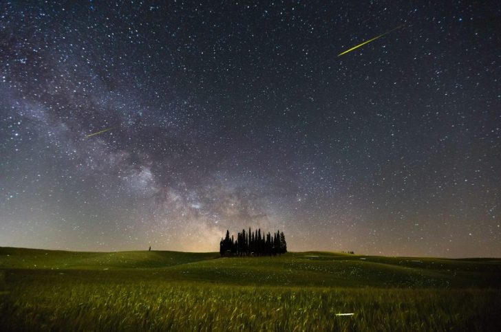 What does a comet look like?